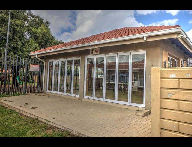 2 BEDROOM APARTMENT BLOCK FOR SALE IN KEMPTON PARK EXT 4